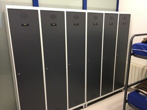 Dortoir partagé Standard, femmes uniquement, accessible aux personnes à mobilité réduite (6 beds) | Literie de qualité, coffre-fort pour ordinateur portable