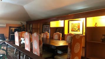 Se sirven comidas y cocina internacional