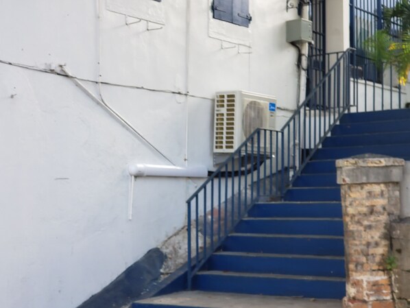 Una escalera con escalones azules que conducen a una plataforma.