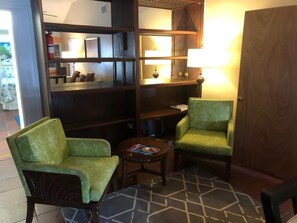 城市公寓, 3 间卧室, 厨房, 城市景观 | 起居区 | 45-英寸电视（配备数码频道）、Netflix、Hulu