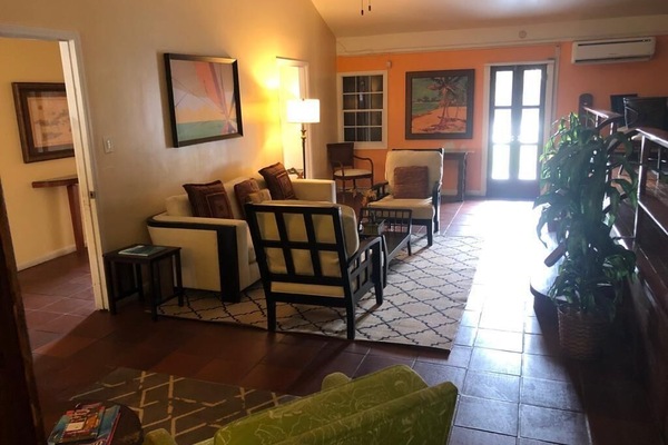 City-Apartment, 3 Schlafzimmer, Küche, Stadtblick | Wohnzimmer | 45-Zoll-Fernseher mit Digitalempfang, Netflix, Hulu