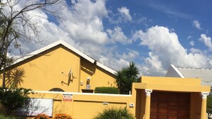 Un edificio amarillo con un cartel que indica Brathaleong, un hospedaje y desayuno.