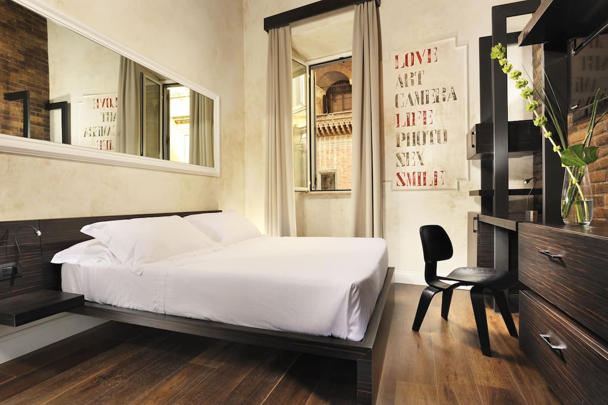 ميني بار وخزنة داخل الغرفة ومكتب وتجهيزات عازلة للصوت