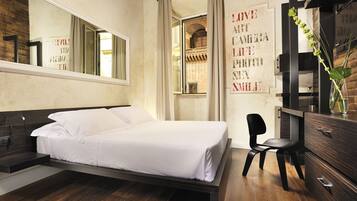 Habitación superior | Minibar, caja de seguridad en la habitación y escritorio