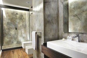 Superior-Zimmer | Badezimmer | Kostenlose Toilettenartikel, Haartrockner, Bidet, Handtücher