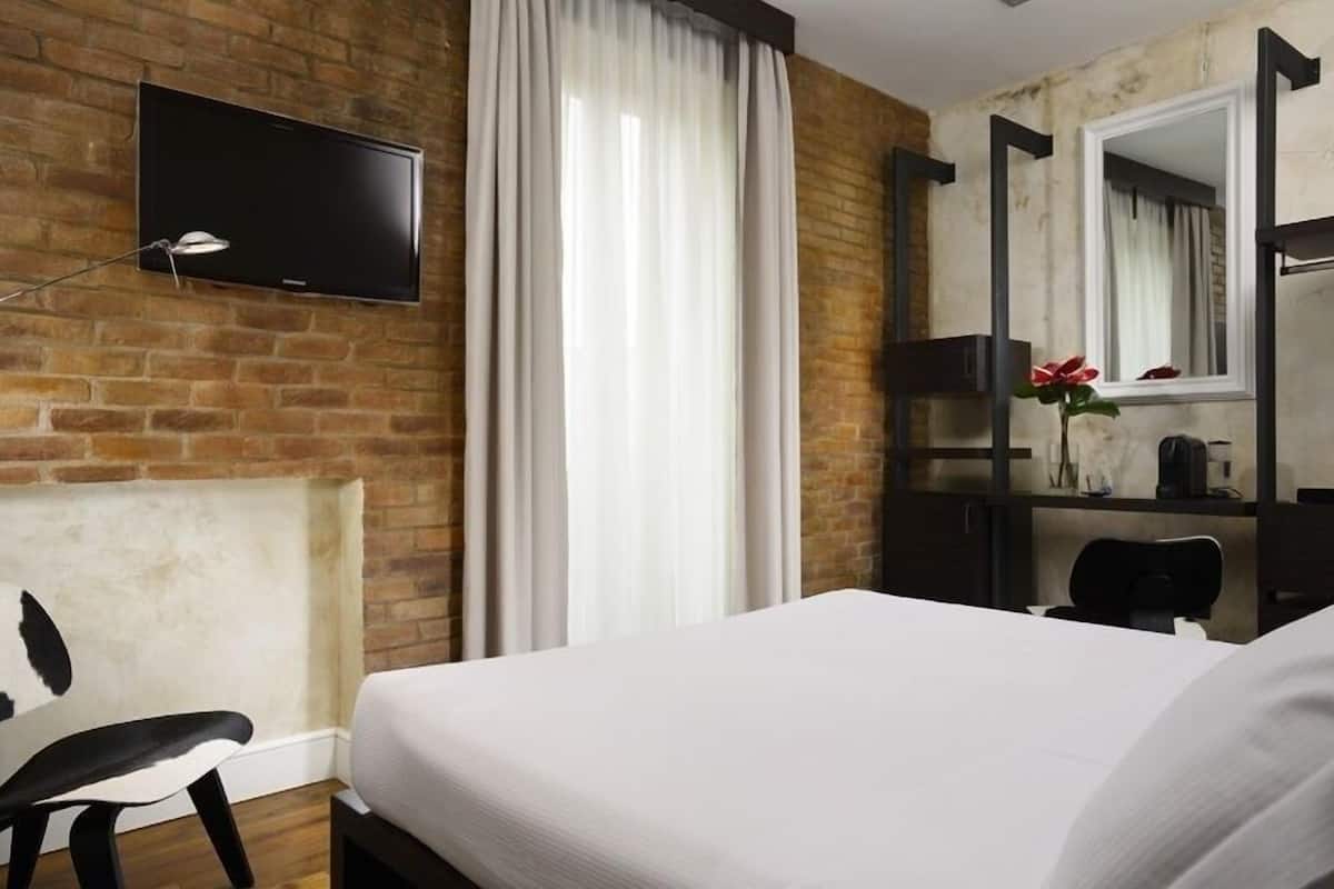 ميني بار وخزنة داخل الغرفة ومكتب وتجهيزات عازلة للصوت