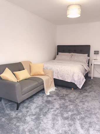 双人房 | 起居区 | 平板电视、DVD 播放器