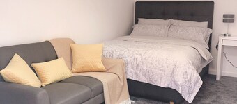 Two bedrooms self-contained flat with Free Parking - Flat 2