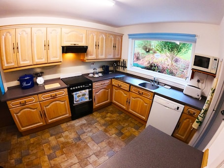 Family Cottage | Private kitchen | Fridge, microwave, oven, stovetop