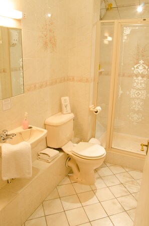 Comfort-Einzelzimmer, 1 Einzelbett, Gemeinschaftsbad | Badezimmer | Dusche, kostenlose Toilettenartikel, Haartrockner, Handtücher