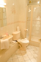 Quarto solteiro conforto, 1 cama de solteiro, banheiro compartilhado | Banheiro | Chuveiro, produtos de toalete grátis, secador de cabelo