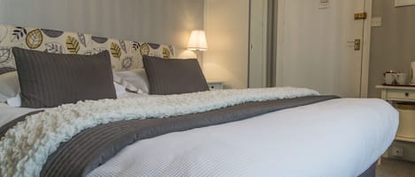 Chambre Confort double ou avec lits jumeaux, salle de bain attenante | Fer et planche à repasser, lit de bébé (supplément)