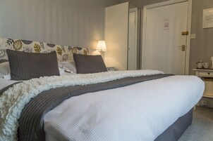 Tabla de planchar con plancha, cunas, wifi gratis y ropa de cama 