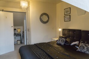 Kamer, 1 twee- of 2 eenpersoonsbedden, gemeenschappelijke badkamer | Een strijkplank/strijkijzer, babybedden (toeslag), gratis wifi