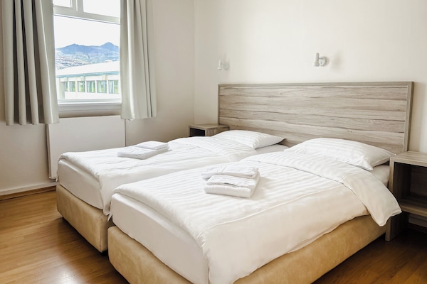 Economy Double or Twin Room, Shared Bathroom | Meja, kalis bunyi, katil bayi/kot (percuma), Wi-fi percuma