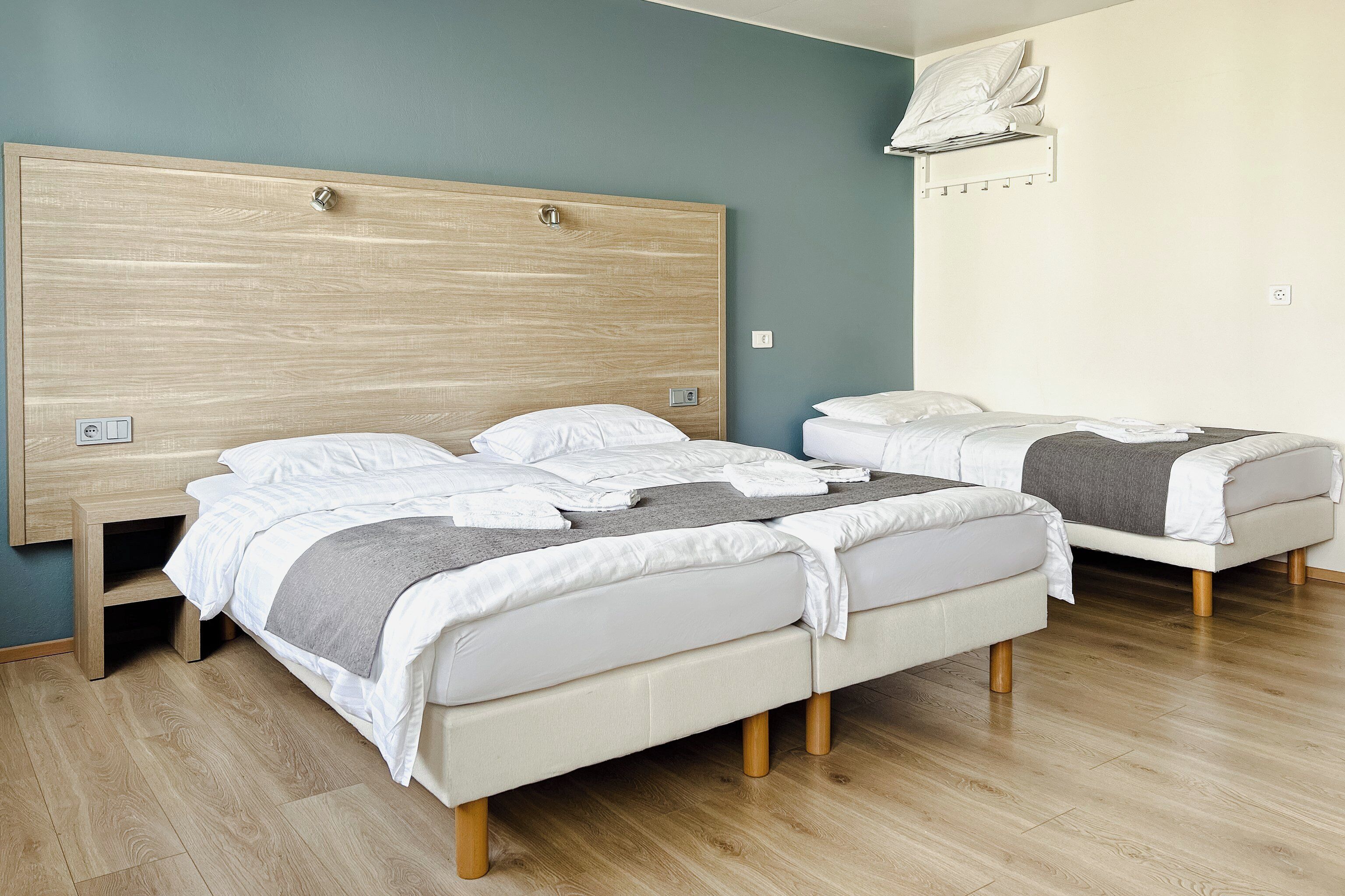 triple room, private bathroom | desk, soundproofing, free cots/infant beds, free wifi