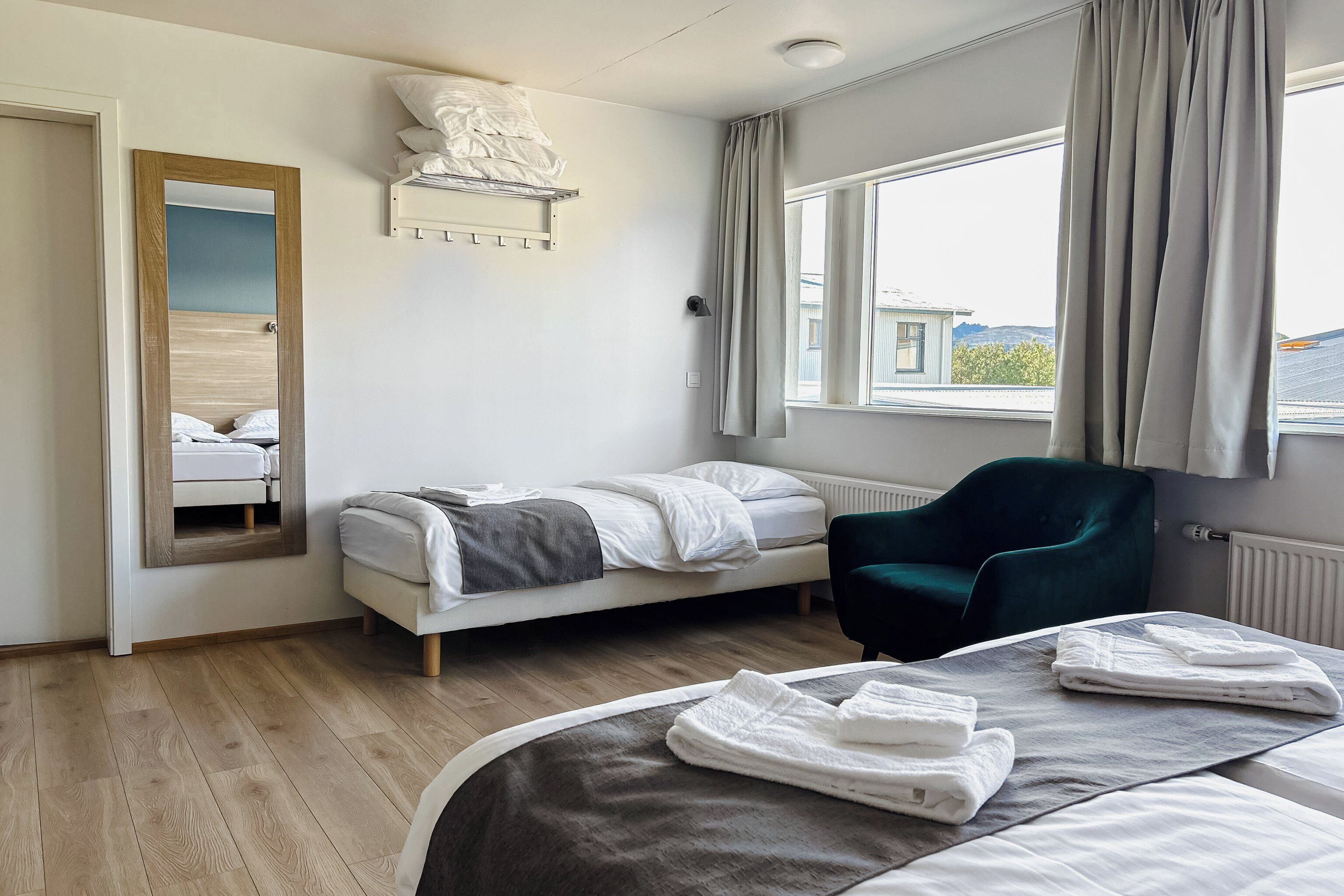 triple room, private bathroom | desk, soundproofing, free cots/infant beds, free wifi