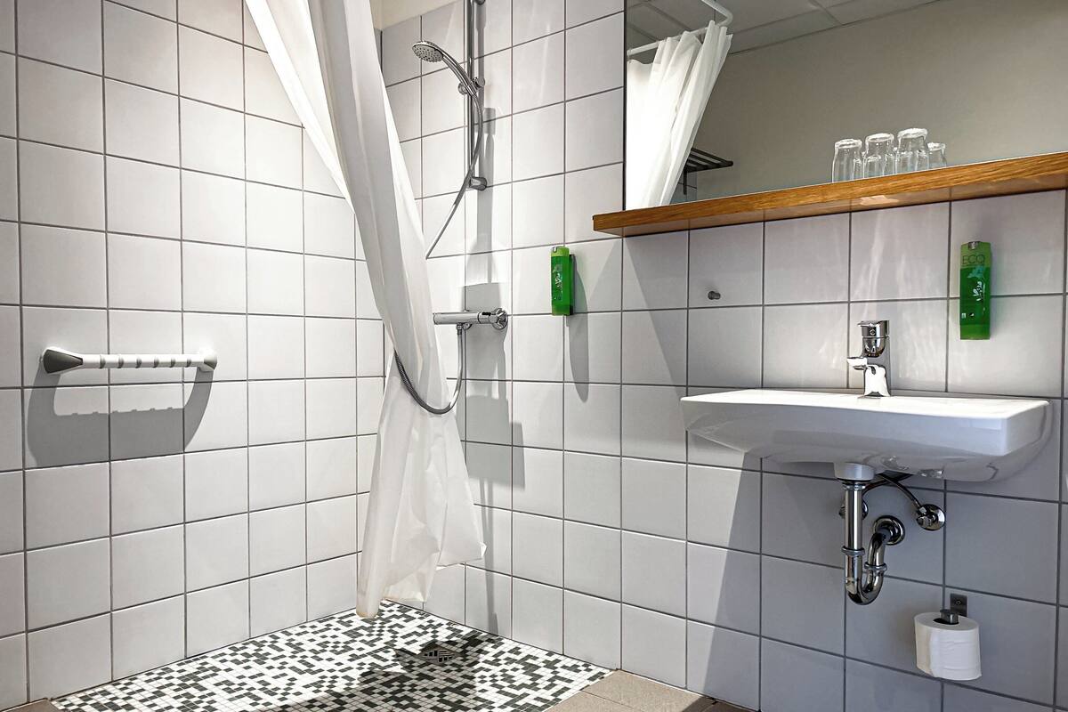 triple room, private bathroom | bathroom | shower, hair dryer, towels