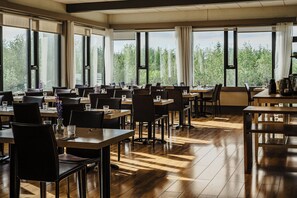 บริการอาหารเช้าและอาหารเย็น