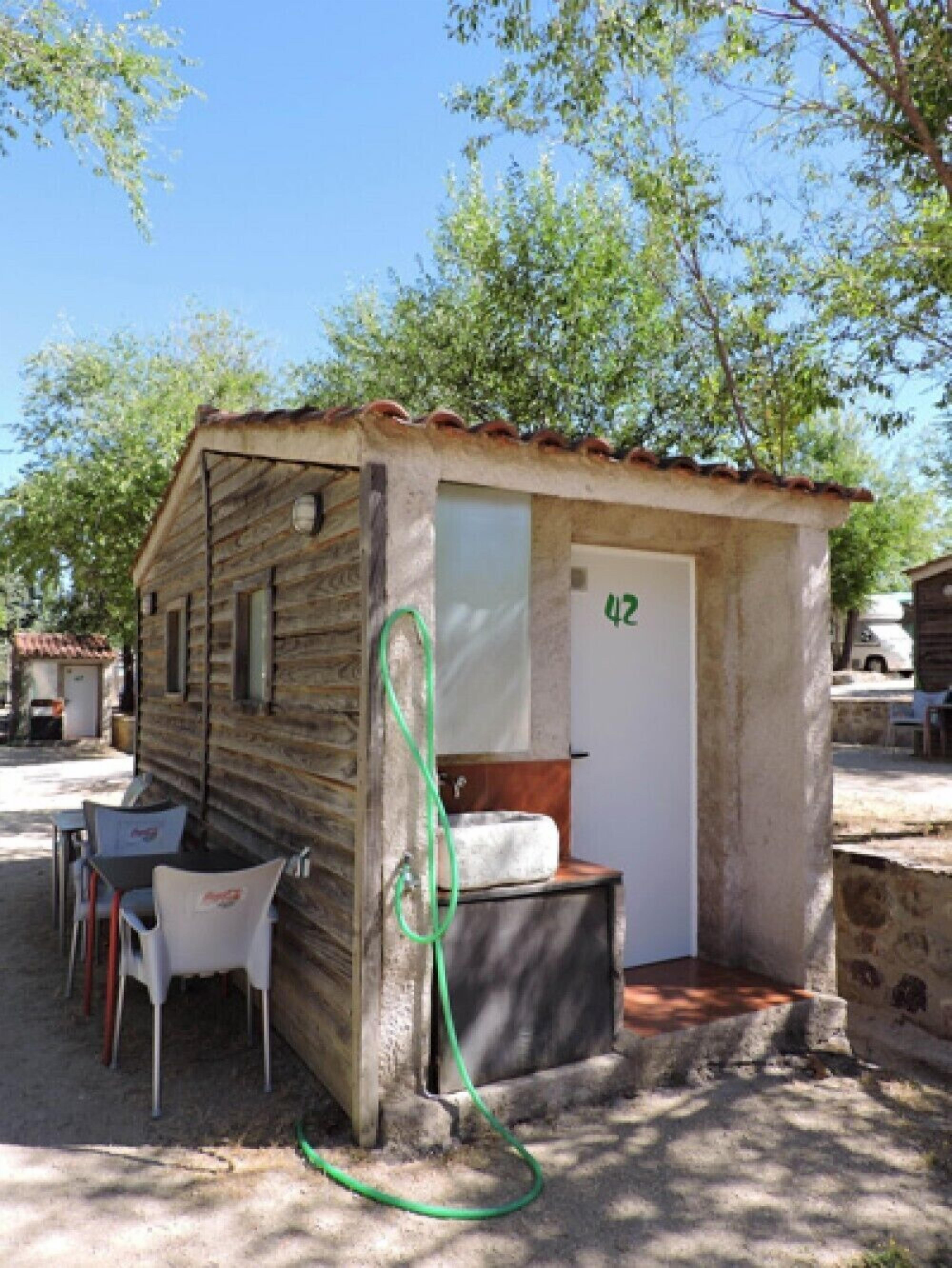 Tienda de campaña, baño privado (Campsite. No bed provided. Bring Tent) | Baño | Regadera, regadera tipo lluvia, amenidades de baño gratuitas 