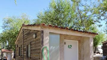 Tienda de campaña, baño privado (Campsite. No bed provided. Bring Tent) | Baño | Regadera, regadera tipo lluvia, amenidades de baño gratuitas