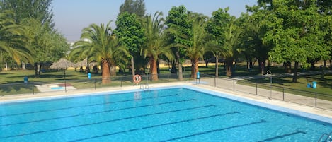 2 piscinas al aire libre