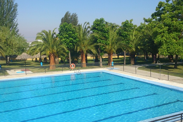 2 outdoor pools