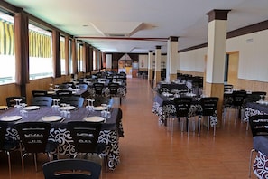 Breakfast, lunch, dinner served; local and international cuisine