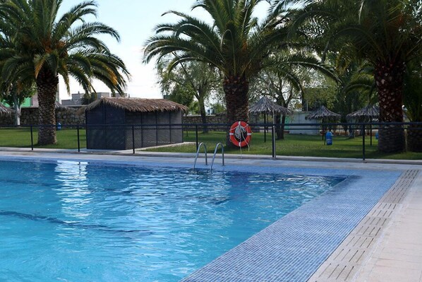 2 outdoor pools