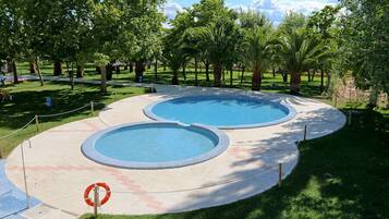 2 outdoor pools
