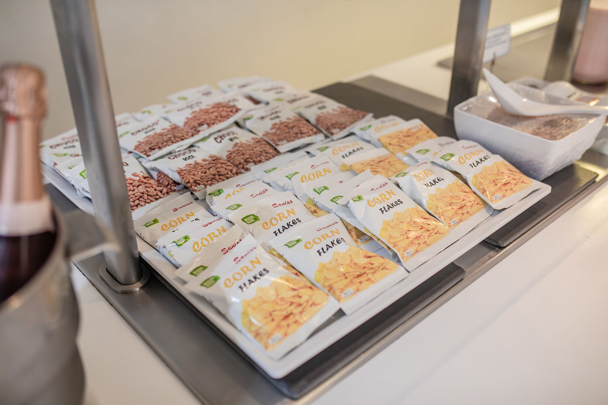 Verschillende dozen cornflakes op een metalen plank.