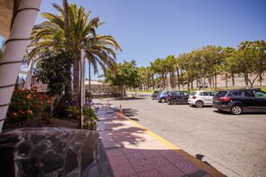 Free parking nearby, third-party on-site parking - Caybeach Princess (San Bartolomé de Tirajana)