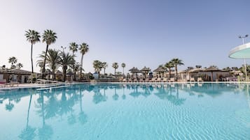 2 Außenpools, Sonnenschirme, Liegestühle