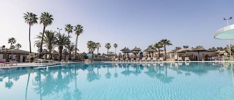 2 utendørsbassenger, bassengparasoller og solsenger