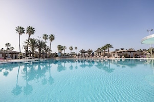 2 piscinas externas, guarda-sóis, espreguiçadeiras