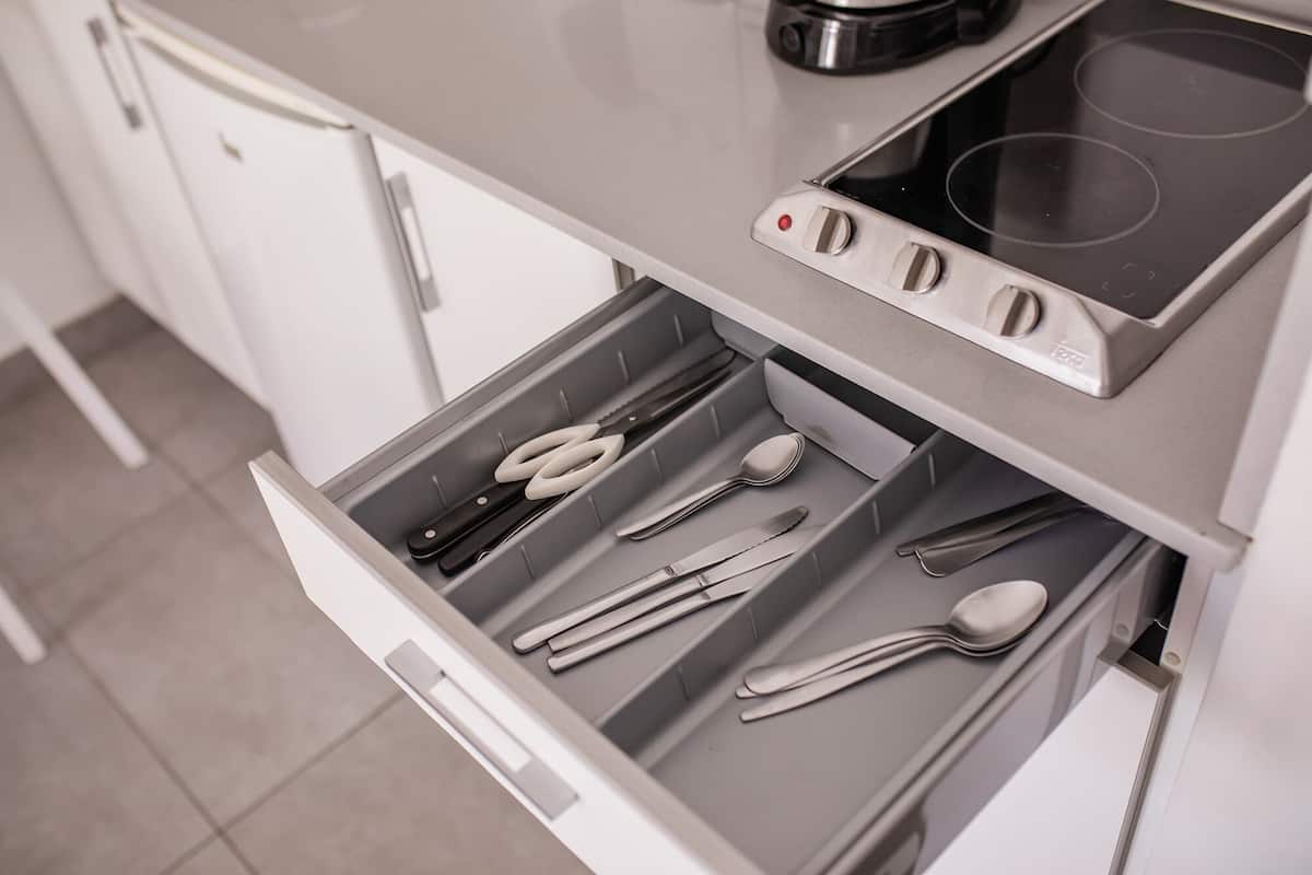 Kühlschrank, Mikrowelle, Herdplatte, Wasserkocher mit Kaffee-/Teezubehör