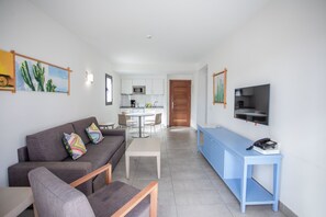 32-inch flat-screen TV with satellite channels, TV - Caybeach Princess (San Bartolomé de Tirajana)