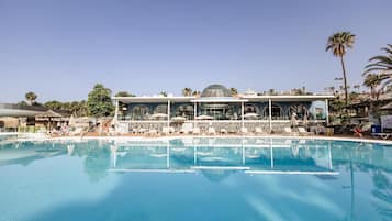 2 piscinas externas, guarda-sóis, espreguiçadeiras