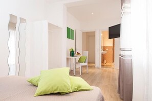 Kamar Triple, balkon | Meja kerja, setrika/meja setrika, tempat tidur bayi, dan Wi-Fi gratis