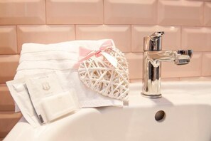 Douche, articles de toilette gratuits, sèche-cheveux