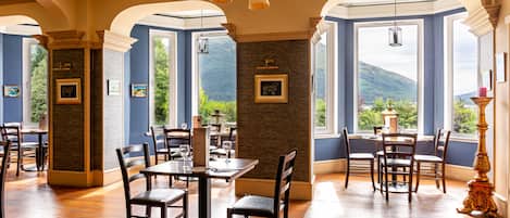 Frokost og middag serveres, internasjonale retter, utsikt mot stranden