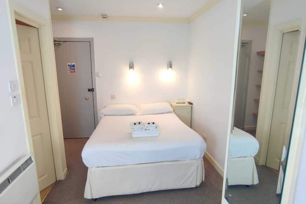 Economy Double Room, 1 Katil Kelamin (Double) | Dihias secara berasingan, dilengkapkan perabot secara berasingan
