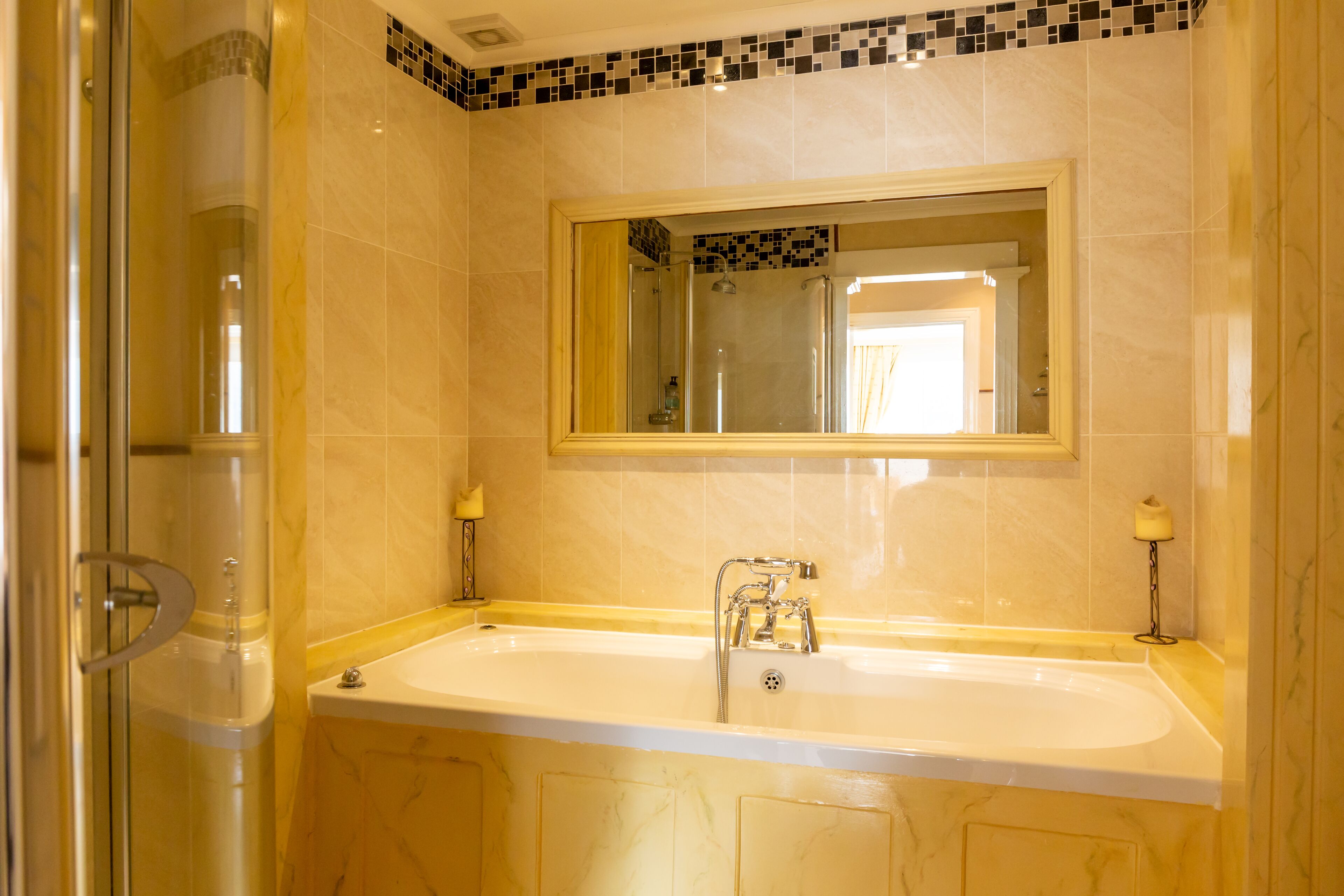 Deluxe-Zimmer, Mehrere Betten | Individuell dekoriert, individuell eingerichtet, Bügeleisen/Bügelbrett