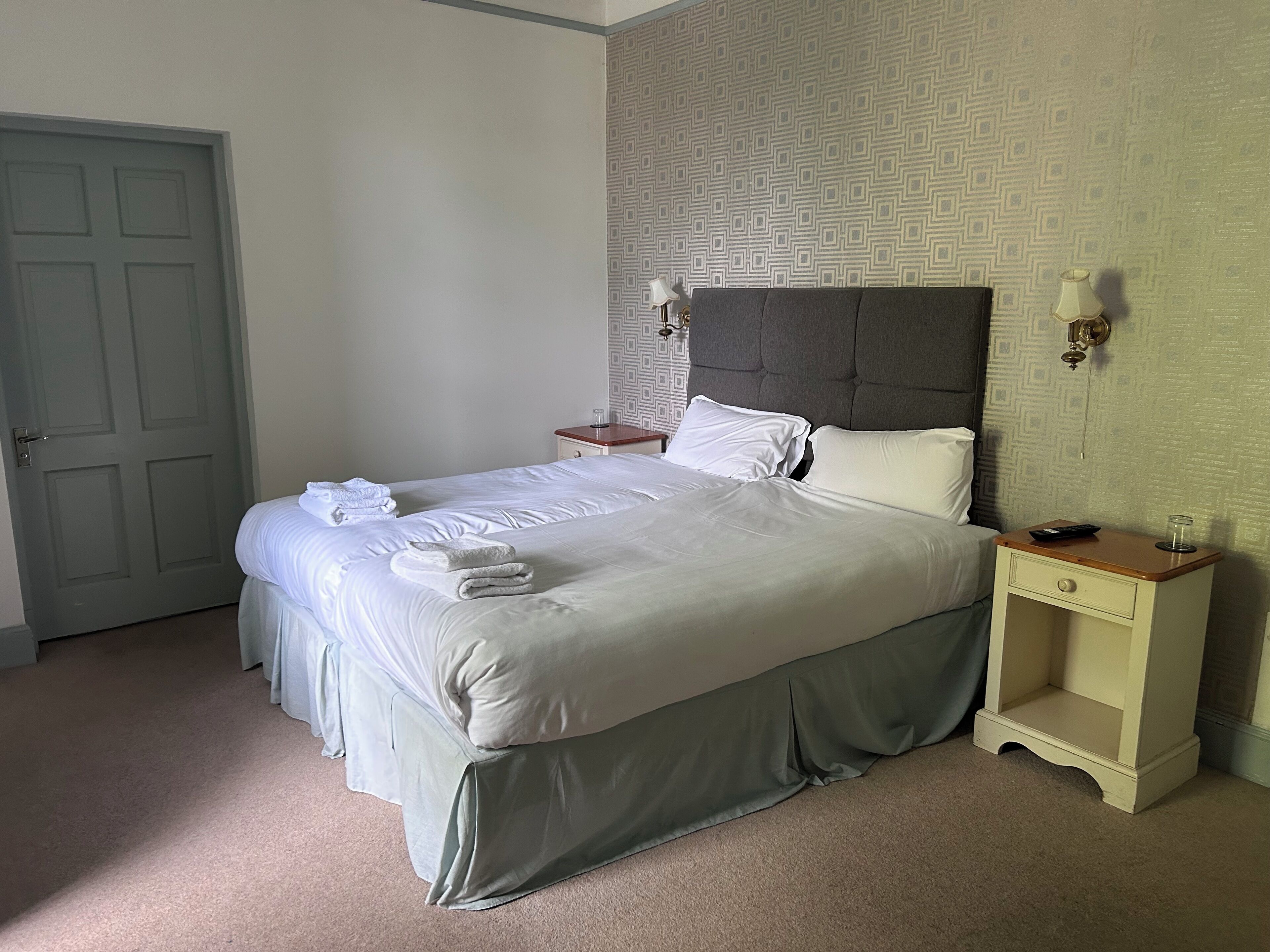 Compact Twin Room | Individually decorated, individually furnished, iron/ironing board