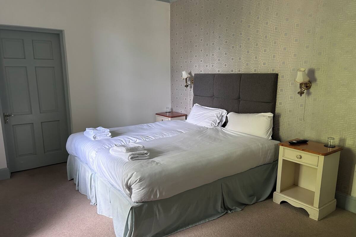 Comfort kamer, 2 eenpersoonsbedden | Een strijkplank/strijkijzer, gratis wifi, individueel gedecoreerd