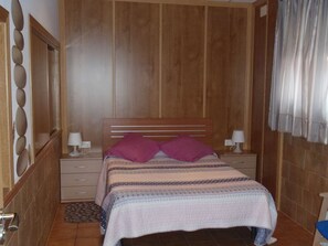 In-room safe, desk, rollaway beds, bed sheets - El Rento Alojamiento Rural (Cuenca)