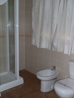 Estudio | Baño | Ducha y toallas