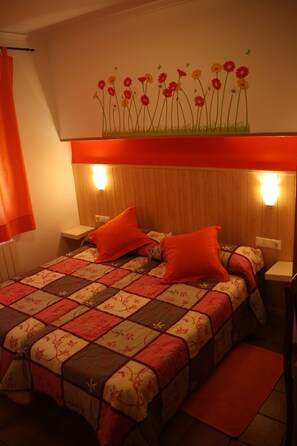 Family Room | In-room safe, desk, rollaway beds, bed sheets - El Rento Alojamiento Rural (Cuenca)