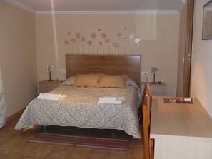 双人房 | 客房内保险箱、办公桌、折叠床/加床(额外收费)、床单