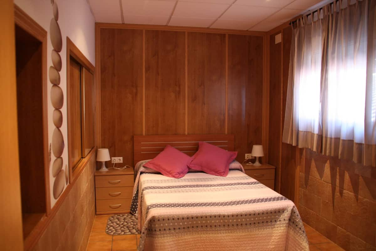 Family Room | In-room safe, desk, rollaway beds, bed sheets
